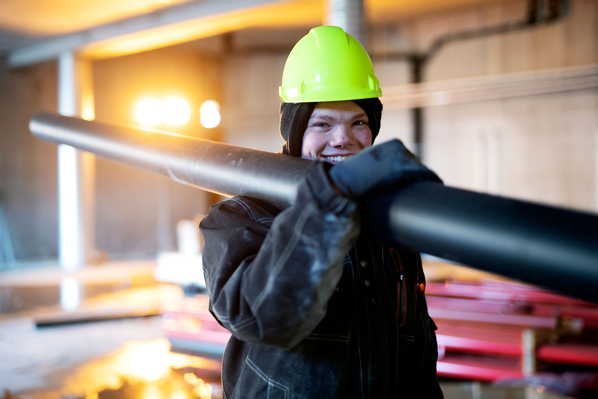 Rørlegger fra Aamodt VVS med et rør over skuldra
